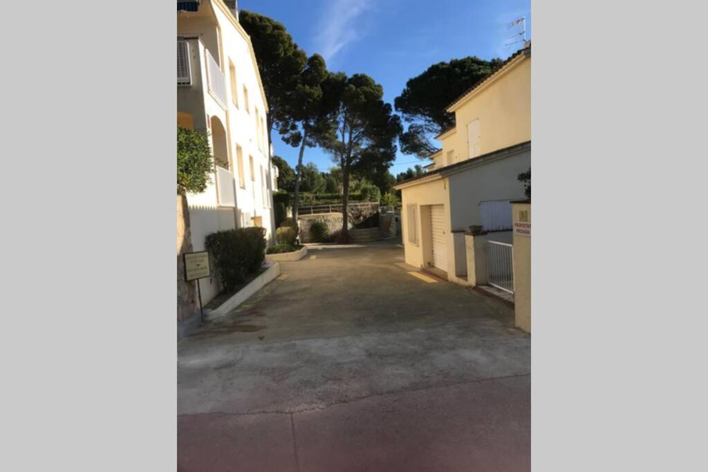 Luxury 4 Bed Apartment On Coastal Footpath At Cap Ras Llanca Exterior photo