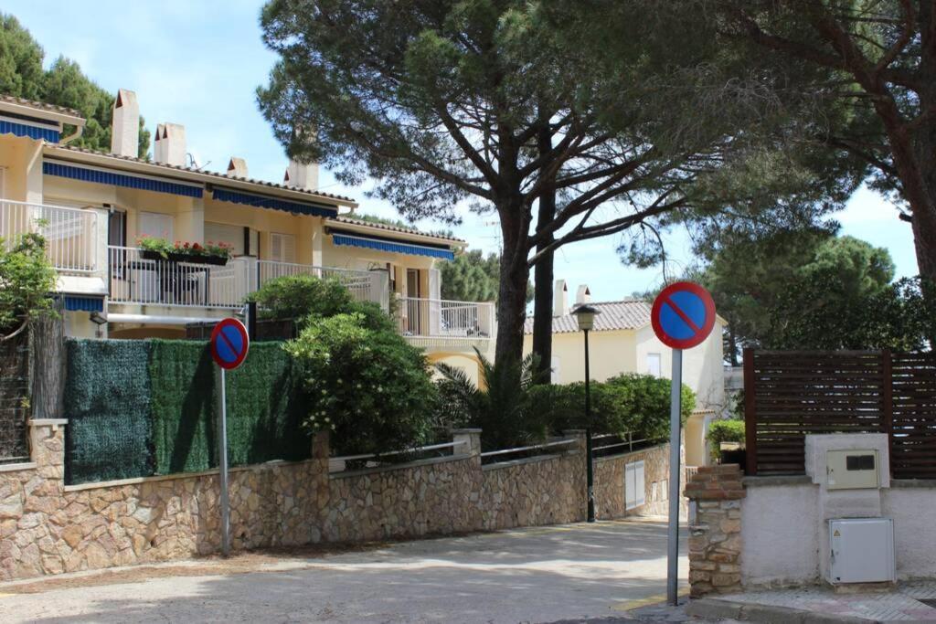 Luxury 4 Bed Apartment On Coastal Footpath At Cap Ras Llanca Exterior photo